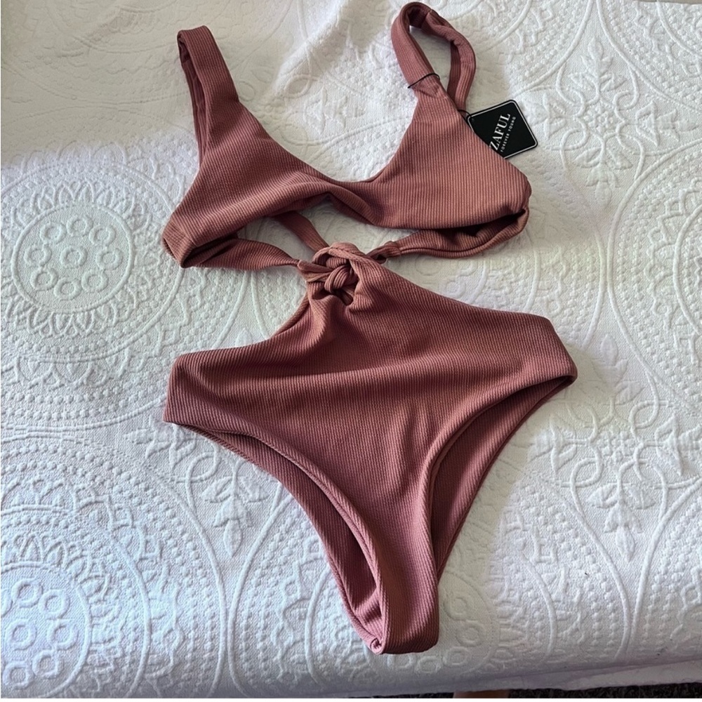 ZAFUL ribbed cut out one piece, gorgeous and flattering one piece swimsuit sz M